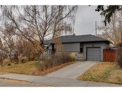 403 Hawthorn Drive NW Calgary, AB T2K 3M7