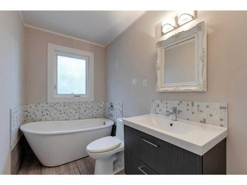 403 Hawthorn Drive Nw, Calgary, AB - Indoor Photo Showing Bathroom