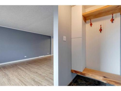 403 Hawthorn Drive Nw, Calgary, AB - Indoor Photo Showing Other Room