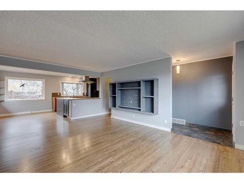 403 Hawthorn Drive Nw, Calgary, AB - Indoor Photo Showing Living Room