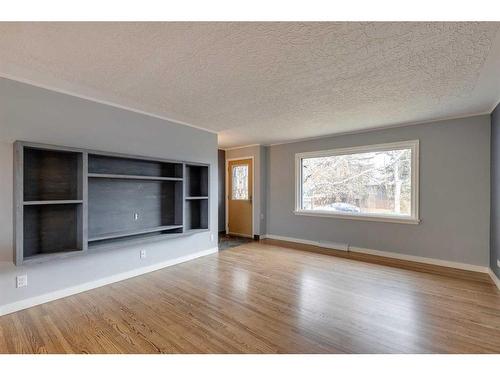 403 Hawthorn Drive Nw, Calgary, AB - Indoor Photo Showing Living Room