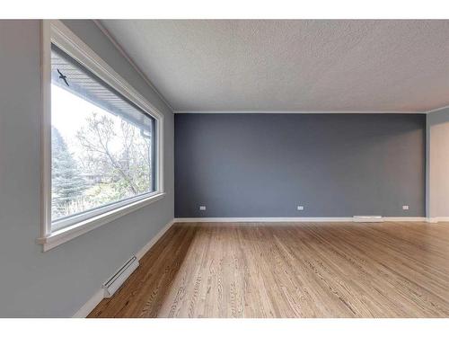 403 Hawthorn Drive Nw, Calgary, AB - Indoor Photo Showing Other Room