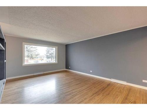 403 Hawthorn Drive Nw, Calgary, AB - Indoor Photo Showing Other Room