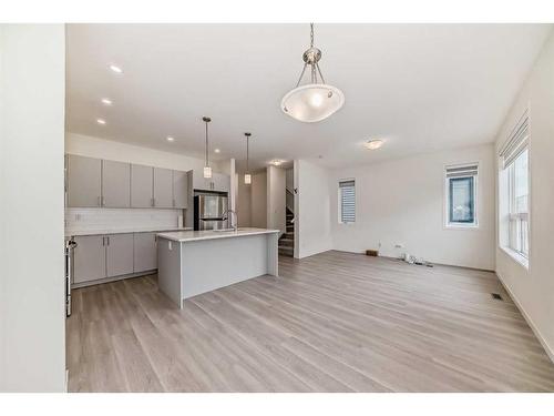 660 South Point Heath Sw, Airdrie, AB - Indoor Photo Showing Kitchen With Upgraded Kitchen