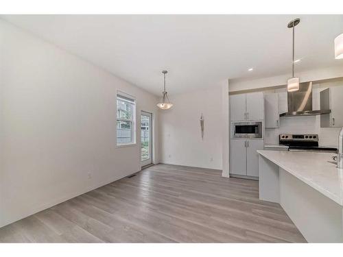 660 South Point Heath Sw, Airdrie, AB - Indoor Photo Showing Kitchen