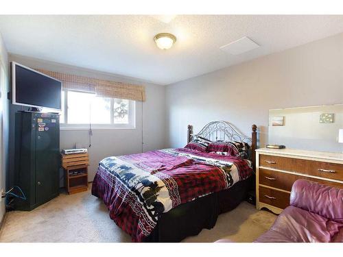 4641 69 Street Nw, Calgary, AB - Indoor Photo Showing Bedroom