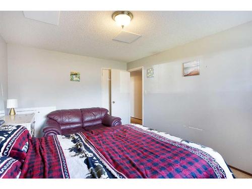 4641 69 Street Nw, Calgary, AB - Indoor Photo Showing Bedroom