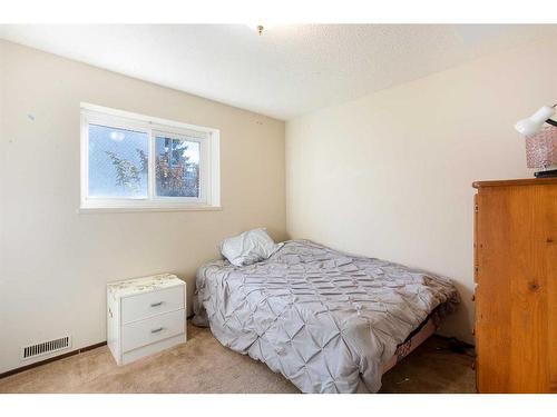 4641 69 Street Nw, Calgary, AB - Indoor Photo Showing Bedroom