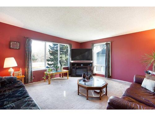 4641 69 Street Nw, Calgary, AB - Indoor Photo Showing Living Room