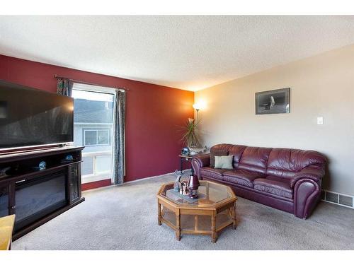 4641 69 Street Nw, Calgary, AB - Indoor Photo Showing Living Room