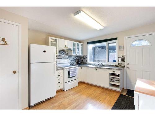 4641 69 Street Nw, Calgary, AB - Indoor Photo Showing Kitchen