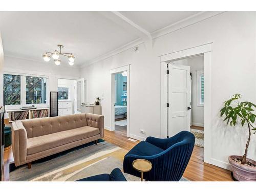 728 1 Avenue Nw, Calgary, AB - Indoor Photo Showing Living Room