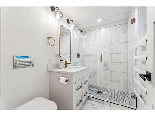 728 1 Avenue Nw, Calgary, AB - Indoor Photo Showing Bathroom