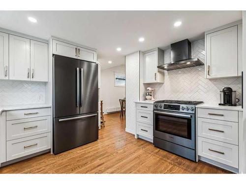 728 1 Avenue Nw, Calgary, AB - Indoor Photo Showing Kitchen With Upgraded Kitchen