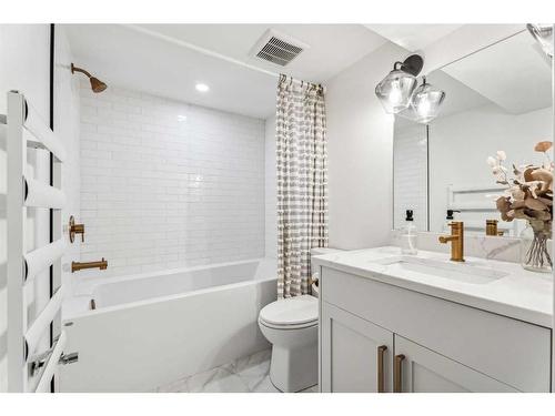 728 1 Avenue Nw, Calgary, AB - Indoor Photo Showing Bathroom