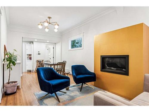 728 1 Avenue Nw, Calgary, AB - Indoor Photo Showing Living Room