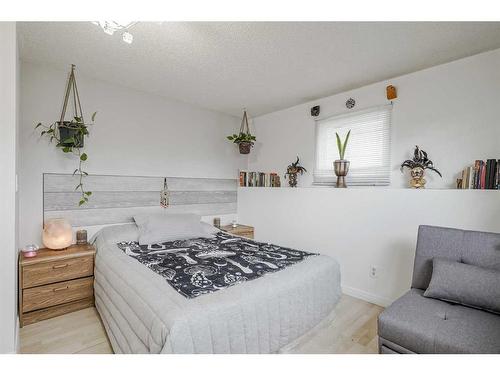 928 Pinecliff Drive Ne, Calgary, AB - Indoor Photo Showing Bedroom