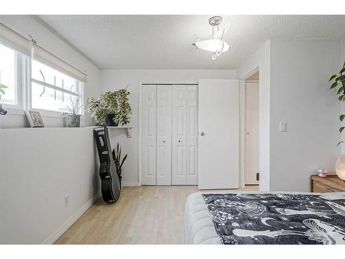 928 Pinecliff Drive Ne, Calgary, AB - Indoor Photo Showing Bedroom