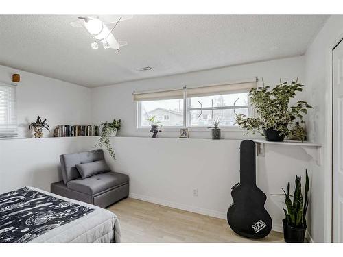 928 Pinecliff Drive Ne, Calgary, AB - Indoor Photo Showing Bedroom