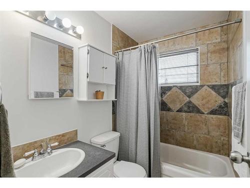 928 Pinecliff Drive Ne, Calgary, AB - Indoor Photo Showing Bathroom