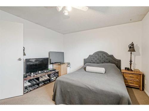 928 Pinecliff Drive Ne, Calgary, AB - Indoor Photo Showing Bedroom