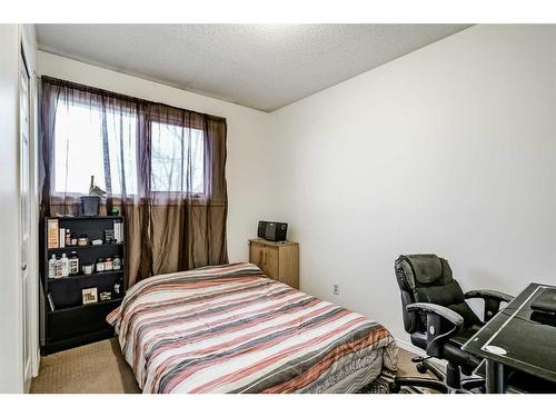 928 Pinecliff Drive Ne, Calgary, AB - Indoor Photo Showing Bedroom