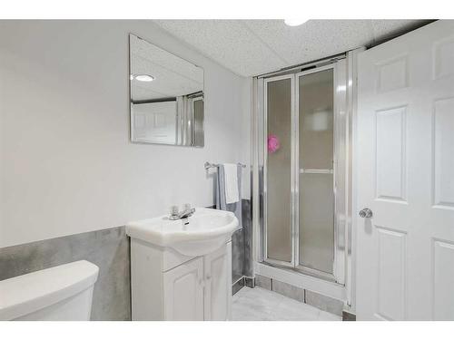 928 Pinecliff Drive Ne, Calgary, AB - Indoor Photo Showing Bathroom