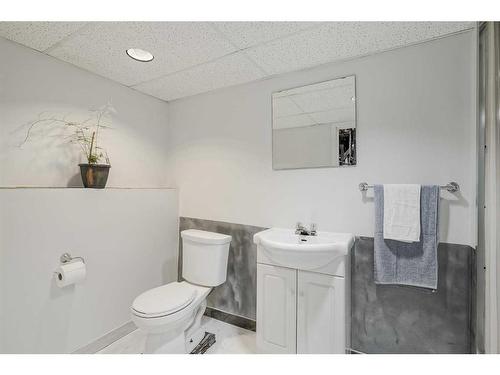 928 Pinecliff Drive Ne, Calgary, AB - Indoor Photo Showing Bathroom