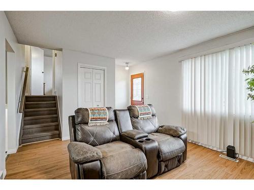 928 Pinecliff Drive Ne, Calgary, AB - Indoor Photo Showing Living Room