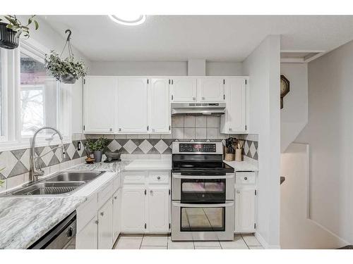 928 Pinecliff Drive Ne, Calgary, AB - Indoor Photo Showing Kitchen With Double Sink