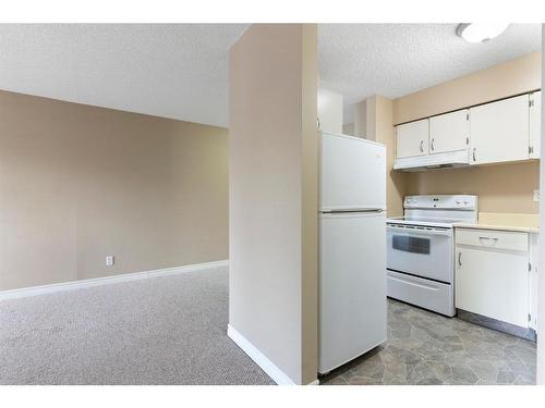 205-8403 Fairmount Drive Se, Calgary, AB - Indoor Photo Showing Kitchen