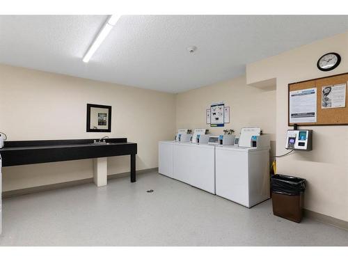 205-8403 Fairmount Drive Se, Calgary, AB - Indoor Photo Showing Laundry Room