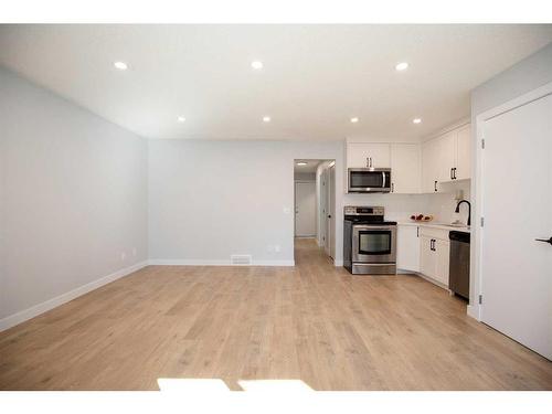 275 Hawkwood Boulevard Nw, Calgary, AB - Indoor Photo Showing Kitchen