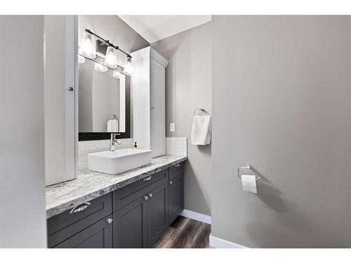 4-29 Poplar Avenue, Okotoks, AB - Indoor Photo Showing Bathroom