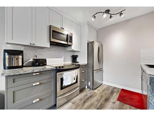 4-29 Poplar Avenue, Okotoks, AB - Indoor Photo Showing Kitchen