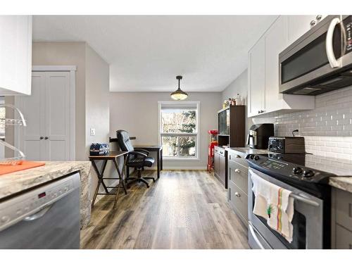 4-29 Poplar Avenue, Okotoks, AB - Indoor Photo Showing Kitchen