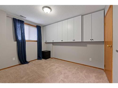 4-29 Poplar Avenue, Okotoks, AB - Indoor Photo Showing Other Room