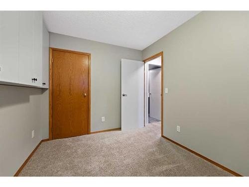 4-29 Poplar Avenue, Okotoks, AB - Indoor Photo Showing Other Room