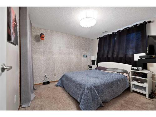 4-29 Poplar Avenue, Okotoks, AB - Indoor Photo Showing Bedroom