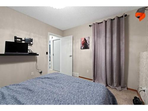 4-29 Poplar Avenue, Okotoks, AB - Indoor Photo Showing Other Room