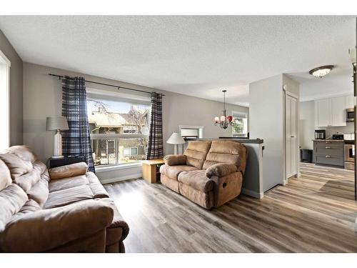 4-29 Poplar Avenue, Okotoks, AB - Indoor Photo Showing Living Room