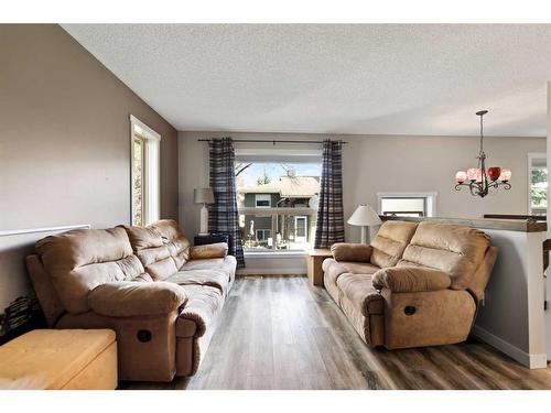 4-29 Poplar Avenue, Okotoks, AB - Indoor Photo Showing Living Room