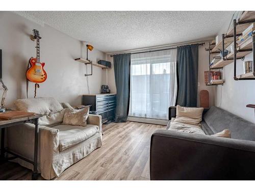 201-2010 11 Avenue Sw, Calgary, AB - Indoor Photo Showing Living Room