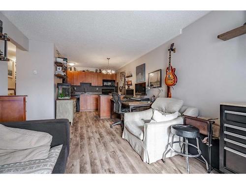 201-2010 11 Avenue Sw, Calgary, AB - Indoor Photo Showing Living Room