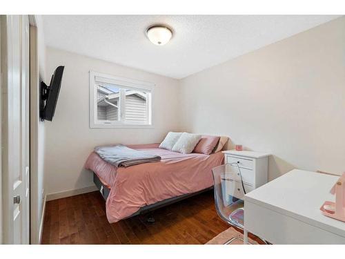 53 Shawinigan Road Sw, Calgary, AB - Indoor Photo Showing Bedroom