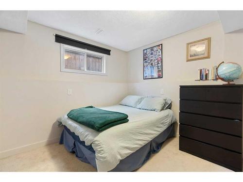 53 Shawinigan Road Sw, Calgary, AB - Indoor Photo Showing Bedroom