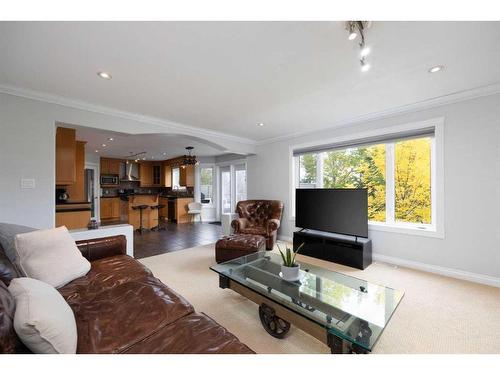 192 Lindstrom Crescent, Fort Mcmurray, AB - Indoor Photo Showing Living Room