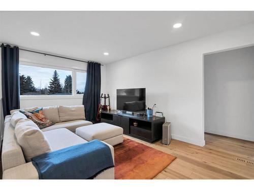 2316 Palisade Drive Sw, Calgary, AB - Indoor Photo Showing Living Room