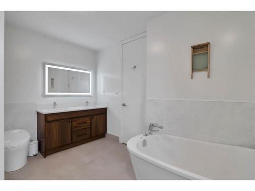 2316 Palisade Drive Sw, Calgary, AB - Indoor Photo Showing Bathroom