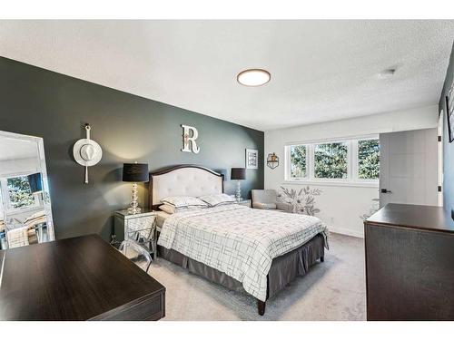 68 Hawkwood Drive Nw, Calgary, AB - Indoor Photo Showing Bedroom